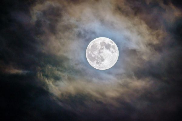 Nun ist es wissenschaftlich bewiesen: Vollmond stört den Schlaf – oder auch nicht