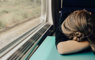 Schlafende Frau im Zug