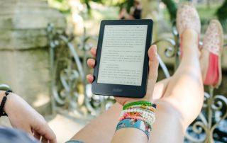 Frau liest ebook