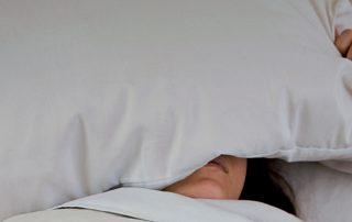 Über einen längeren Zeitraum in einer liegenden Position im Bett zu bleiben, ohne zu schlafen