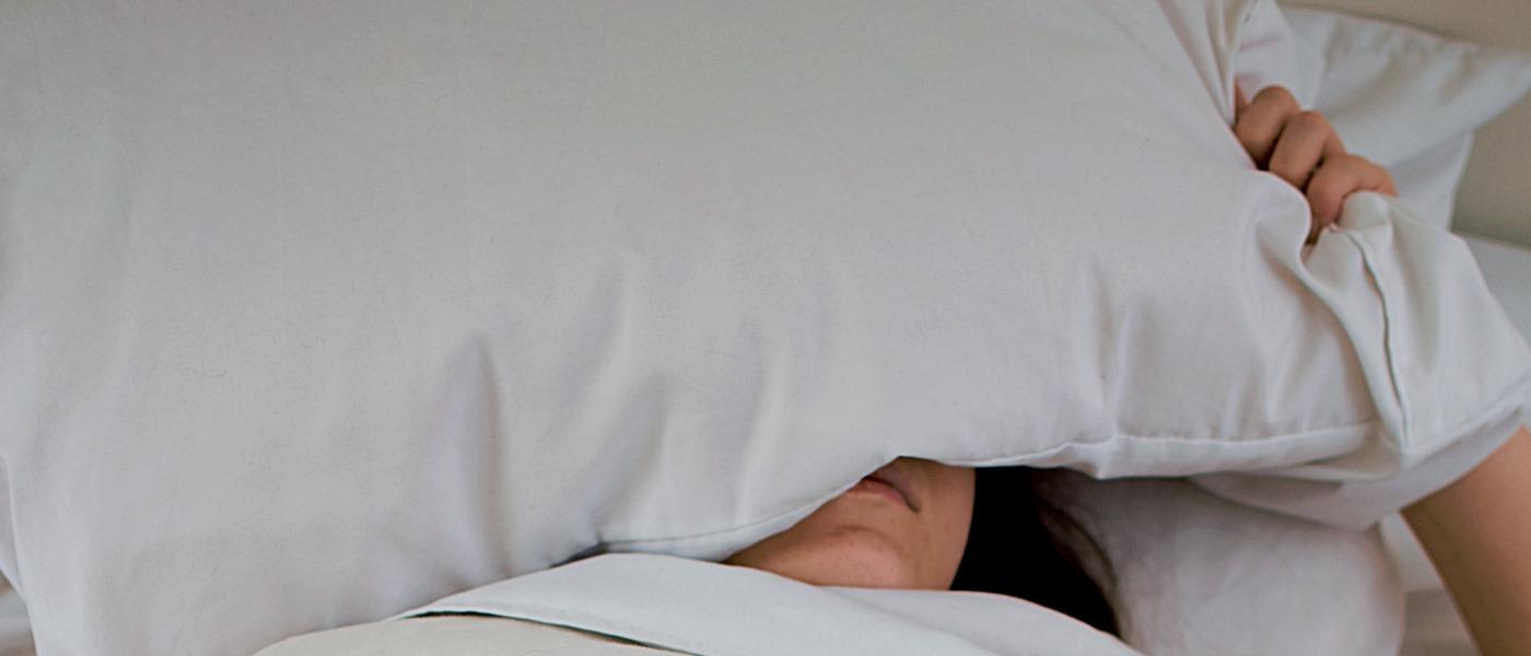 Über einen längeren Zeitraum in einer liegenden Position im Bett zu bleiben, ohne zu schlafen