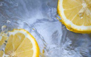 Zitronen im Wasser